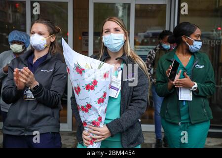 New York, New York, États-Unis. 6 mai 2020. Les professionnels de la santé sont honorés par les résidents et les pompiers devant l'hôpital NYU Langone.On Manhattan Island à New York City aux États-Unis. New York City est l'épicentre de la pandémie du coronavirus crédit: William Volcov/ZUMA Wire/Alamy Live News Banque D'Images