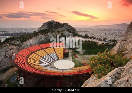 Théâtre en plein air au sommet de la colline du Lycabette et de la ville d'Athènes, Grèce. Banque D'Images