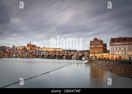 Vue sur certaines des principales attractions touristiques de Prague dont le pont Charles, le château et la cathédrale. Banque D'Images