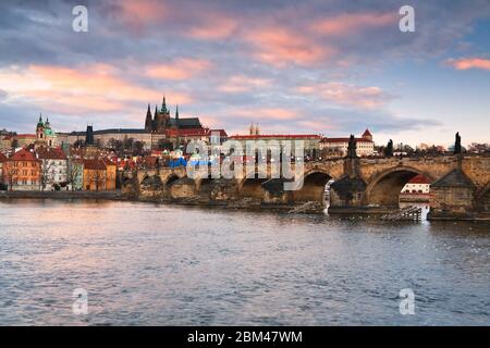 Vue sur certaines des principales attractions touristiques de Prague dont le pont Charles, le château et la cathédrale. Banque D'Images