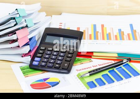 graphiques en papier d'affaires crayon calculatrice avec graphiques rapport, concept de planification financière, concepts d'affaires et de coût. Banque D'Images
