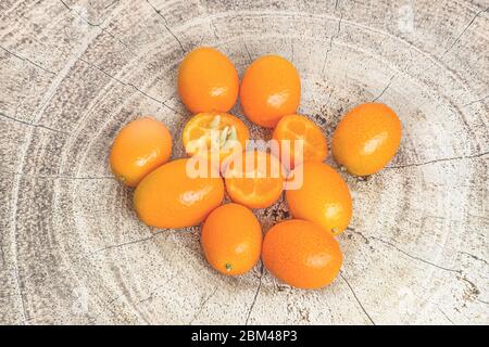 Une colline de fruits frais kumquat est un petit agrumes qui est la taille des noix. On l'appelle aussi le fruit des sages, fortunella, la mandarine de fée, k Banque D'Images