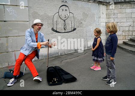 Un clown interprète de rue jouant de la musique pour les enfants à Montmartre.Paris.France Banque D'Images