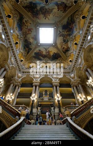 Le grand escalier du Palais Garnier Opéra National de Paris.Paris.France Banque D'Images