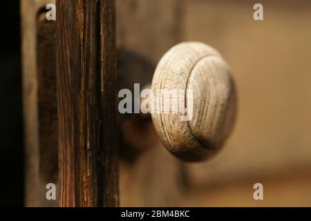 ancienne porte en bois avec bouton rond, gros plan. Banque D'Images