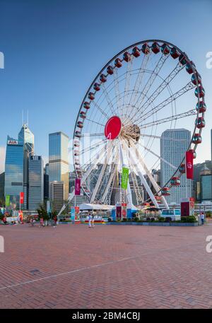 Roue d'observation et gratte-ciel de Hong Kong, Central, Hong Kong Island, Hong Kong Banque D'Images