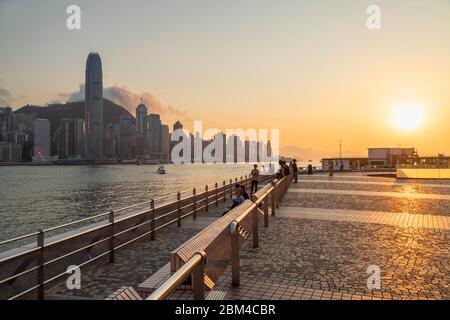 Vue sur Hong Kong depuis la promenade Tsim Sha Tsui au coucher du soleil, Kowloon, Hong Kong Banque D'Images