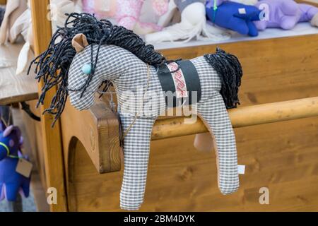 Jouets en tissu de joie colorés, en peluche, cheval, licorne, animaux à vendre dans le magasin de jouets. Poupées en tant que cadeaux cadeaux pour les enfants fête anniversaire fête Banque D'Images