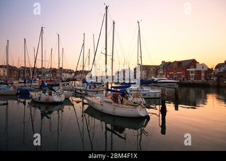 Yachts dans le port de Weymouth, Dorset, Royaume-Uni. Banque D'Images