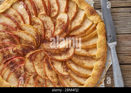 Tarte aux pommes, galette aux fruits, pâtisseries sucrées sur une table rustique en bois. Gros plan Banque D'Images