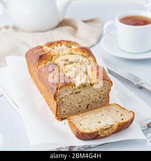 Pain banane, gâteau avec banane, vue latérale, vertical. Le petit déjeuner du matin avec thé Banque D'Images