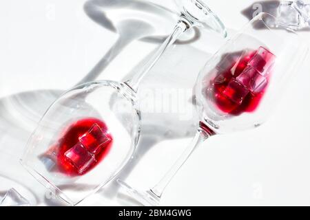 verre de vin rouge et morceaux de glace Banque D'Images