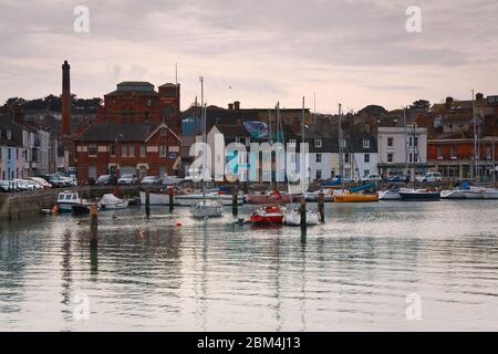 Yachts dans le port de Weymouth, Dorset, Royaume-Uni. Banque D'Images