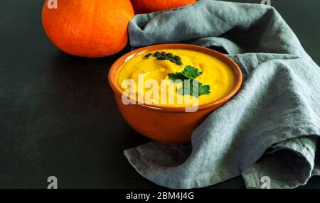 Soupe à la crème de potiron dans un bol en céramique Banque D'Images