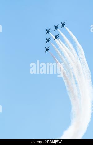 Les Blue Angels survolent Dallas, Texas et DFW pour saluer la communauté médicale pendant la COVID-19. Banque D'Images