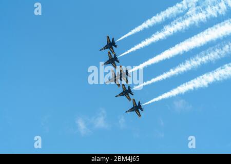 Les Blue Angels survolent Dallas, Texas et DFW pour saluer la communauté médicale pendant la COVID-19. Banque D'Images