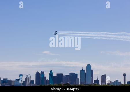 Beijing, États-Unis. 6 mai 2020. Une formation des Blue Angels survole Dallas et fort Worth, Texas, États-Unis, le 6 mai 2020. Des avions des Blue Angels de la Marine américaine ont survolé les États du sud du Texas et de la Louisiane pour honorer les travailleurs de première ligne qui combattaient la pandémie COVID-19. Le survol a commencé vers midi dans la région nord du Texas Dallas-fort Worth et s'est poursuivi vers le sud sur la plus grande ville du Texas, Houston et la Nouvelle-Orléans en Louisiane. Crédit : Dan Tian/Xinhua/Alay Live News Banque D'Images