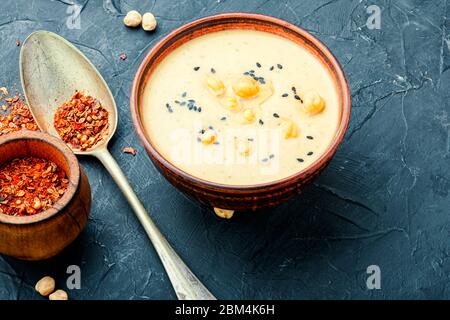 Houmous, un hors-d'œuvre froid de purée de pois chiches. Cuisine populaire du Moyen-Orient. Banque D'Images