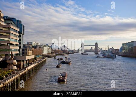 HMS Belfast avec Tower Bridge, Londres Banque D'Images