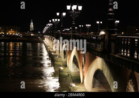 vieux pont de pierre de bordeaux la nuit Banque D'Images