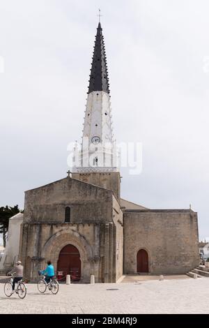 glise d Ars avec clocher noir et blanc sur l Ile de R en