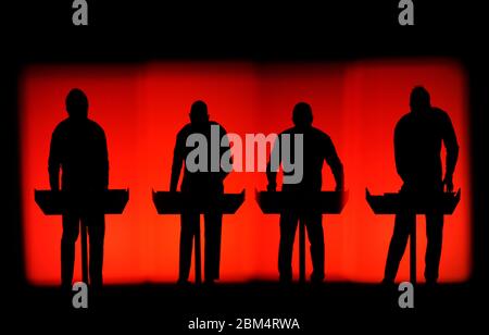 ARCHIVE - Bad Luck for Kraftwerk (photo du 25 avril 2009): Le groupe électro allemand ne se déplacera pas dans le hall américain de la renommée du rock and roll. Cinq autres gagnants ont dépassé les musiciens désignés. Cinq artistes, dont la chanteuse de discothèque Donna Summer, décédée en mai, et le groupe américain public Enemy, seront intronisés au US Rock and Roll Hall of Fame en 2013. Les organisateurs ont annoncé la sélection le 11 décembre 2012 à Los Angeles. Quinze candidats ont été nommés en octobre, dont le groupe allemand d'électricité Kraftwerk, qui n'a pas été mis en finale. Photo: Peter Steffen/dpa 8 sur d Banque D'Images