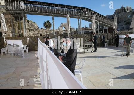 Jérusalem. 6 mai 2020. Les fidèles juifs prient dans une zone cloisonnée de la place du mur occidental pour respecter les restrictions sur les grands rassemblements en raison de la pandémie COVID-19 dans la vieille ville de Jérusalem le 6 mai 2020. Crédit: Muammar Awad/Xinhua/Alamy Live News Banque D'Images