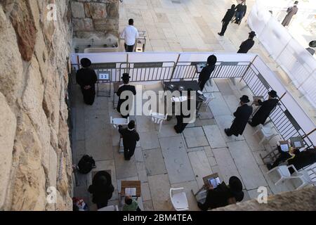 Jérusalem. 6 mai 2020. Les fidèles juifs prient dans une zone cloisonnée de la place du mur occidental pour respecter les restrictions sur les grands rassemblements en raison de la pandémie COVID-19 dans la vieille ville de Jérusalem le 6 mai 2020. Crédit: Muammar Awad/Xinhua/Alamy Live News Banque D'Images