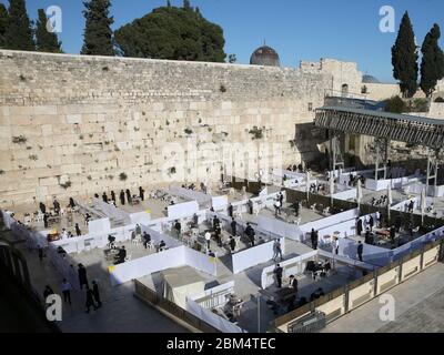 Jérusalem. 6 mai 2020. Les fidèles juifs prient dans une zone cloisonnée de la place du mur occidental pour respecter les restrictions sur les grands rassemblements en raison de la pandémie COVID-19 dans la vieille ville de Jérusalem le 6 mai 2020. Crédit: Muammar Awad/Xinhua/Alamy Live News Banque D'Images