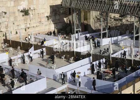 Jérusalem. 6 mai 2020. Les fidèles juifs prient dans une zone cloisonnée de la place du mur occidental pour respecter les restrictions sur les grands rassemblements en raison de la pandémie COVID-19 dans la vieille ville de Jérusalem le 6 mai 2020. Crédit: Muammar Awad/Xinhua/Alamy Live News Banque D'Images