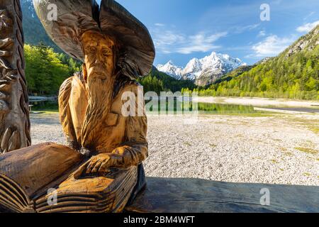 Le lac de Jasna à Kranjska Gora en Slovénie, en Europe, le matin du printemps. Banque D'Images