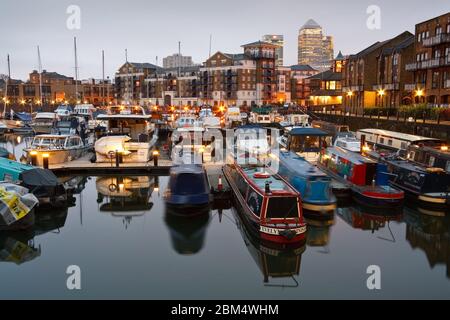 Soirée sur les quais de Limehouse Basin avec Canary Wharf en arrière-plan. Banque D'Images