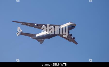 Ukraine, Kiev - 23 avril 2020 : l'avion de cargaison ukrainien Antonov AN-225 Mriya vole dans le ciel. Le plus grand avion au monde. UR-82060. Gostomel Banque D'Images