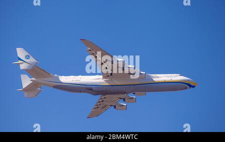 Ukraine, Kiev - 23 avril 2020 : l'avion de cargaison ukrainien Antonov AN-225 Mriya vole dans le ciel. Le plus grand avion au monde. UR-82060. Gostomel Banque D'Images