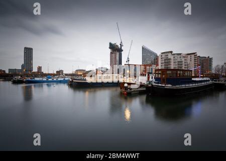 Soirée à Poplar Dock Marina, Londres. Banque D'Images