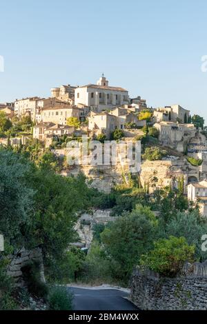 Village de Gordes au sommet d'une colline petite ville médiévale dans le sud de la Provence Banque D'Images