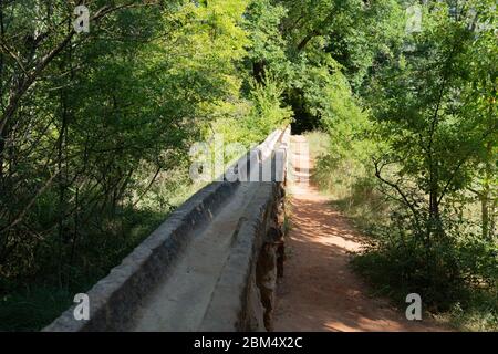 Aqueduc romain antique dans le Colorado provençal à Rustrel france Banque D'Images