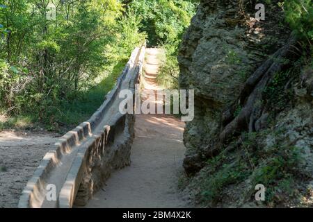 Aqueduc romain en pierre ancienne dans le Colorado provençal à Rustrel france Banque D'Images