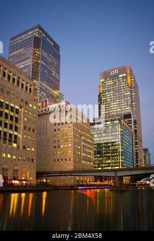 Vue sur Canary Wharf sur Middle Dock, Londres. Banque D'Images