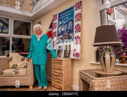 Harrogate, North Yorkshire, Royaume-Uni, 5 mai 2020. Mary Bruce Hanson Todd, vétéran connu sous le nom de Molly, qui aura 101 ans dans quelques semaines et qui est originaire de Sunderland, était une femme d'avion de premier plan dans la Force aérienne royale des femmes basée à RAF Lyneham dans Wiltshire où elle était un instructeur d'entraînement physique et tailleur. Molly a décidé de se joindre à la Force aérienne dans l'espoir d'être posté avec son mari nouvellement marié. Malheureusement, cela ne s'est pas produit et Billy a été envoyé outre-mer. Son navire a été torpillé et Molly n'a pas reçu de nouvelles pendant six mois de haraveux. Il a survécu et ils ont vécu un long heureux l Banque D'Images