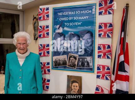 Harrogate, North Yorkshire, Royaume-Uni, 5 mai 2020. Mary Bruce Hanson Todd, vétéran connu sous le nom de Molly, qui aura 101 ans dans quelques semaines et qui est originaire de Sunderland, était une femme d'avion de premier plan dans la Force aérienne royale des femmes basée à RAF Lyneham dans Wiltshire où elle était un instructeur d'entraînement physique et tailleur. Molly a décidé de se joindre à la Force aérienne dans l'espoir d'être posté avec son mari nouvellement marié. Malheureusement, cela ne s'est pas produit et Billy a été envoyé outre-mer. Son navire a été torpillé et Molly n'a pas reçu de nouvelles pendant six mois de haraveux. Il a survécu et ils ont vécu un long heureux l Banque D'Images