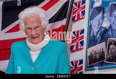 Harrogate, North Yorkshire, Royaume-Uni, 5 mai 2020. Mary Bruce Hanson Todd, vétéran connu sous le nom de Molly, qui aura 101 ans dans quelques semaines et qui est originaire de Sunderland, était une femme d'avion de premier plan dans la Force aérienne royale des femmes basée à RAF Lyneham dans Wiltshire où elle était un instructeur d'entraînement physique et tailleur. Molly a décidé de se joindre à la Force aérienne dans l'espoir d'être posté avec son mari nouvellement marié. Malheureusement, cela ne s'est pas produit et Billy a été envoyé outre-mer. Son navire a été torpillé et Molly n'a pas reçu de nouvelles pendant six mois de haraveux. Il a survécu et ils ont vécu un long heureux l Banque D'Images