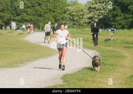 WIMBLEDON LONDRES, 7 mai 2020. ROYAUME-UNI. Les gens ont vu leurs animaux marcher et marcher sur Wimbledon, un matin ensoleillé, alors que le Premier ministre Boris Johnson rencontre aujourd'hui ses ministres pour discuter de la détente du confinement du coronavirus de six semaines qui commencera à être assoupli lundi. Crédit : amer ghazzal/Alay Live News Banque D'Images