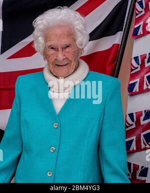 Harrogate, North Yorkshire, Royaume-Uni, 5 mai 2020. Mary Bruce Hanson Todd, vétéran connu sous le nom de Molly, qui aura 101 ans dans quelques semaines et qui est originaire de Sunderland, était une femme d'avion de premier plan dans la Force aérienne royale des femmes basée à RAF Lyneham dans Wiltshire où elle était un instructeur d'entraînement physique et tailleur. Molly a décidé de se joindre à la Force aérienne dans l'espoir d'être posté avec son mari nouvellement marié. Malheureusement, cela ne s'est pas produit et Billy a été envoyé outre-mer. Son navire a été torpillé et Molly n'a pas reçu de nouvelles pendant six mois de haraveux. Il a survécu et ils ont vécu un long heureux l Banque D'Images