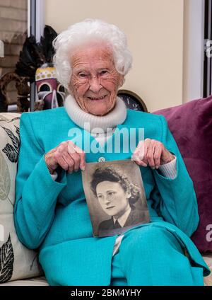 Harrogate, North Yorkshire, Royaume-Uni, 5 mai 2020. Mary Bruce Hanson Todd, vétéran connu sous le nom de Molly, qui aura 101 ans dans quelques semaines et qui est originaire de Sunderland, était une femme d'avion de premier plan dans la Force aérienne royale des femmes basée à RAF Lyneham dans Wiltshire où elle était un instructeur d'entraînement physique et tailleur. Molly a décidé de se joindre à la Force aérienne dans l'espoir d'être posté avec son mari nouvellement marié. Malheureusement, cela ne s'est pas produit et Billy a été envoyé outre-mer. Son navire a été torpillé et Molly n'a pas reçu de nouvelles pendant six mois de haraveux. Il a survécu et ils ont vécu un long heureux l Banque D'Images