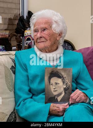 Harrogate, North Yorkshire, Royaume-Uni, 5 mai 2020. Mary Bruce Hanson Todd, vétéran connu sous le nom de Molly, qui aura 101 ans dans quelques semaines et qui est originaire de Sunderland, était une femme d'avion de premier plan dans la Force aérienne royale des femmes basée à RAF Lyneham dans Wiltshire où elle était un instructeur d'entraînement physique et tailleur. Molly a décidé de se joindre à la Force aérienne dans l'espoir d'être posté avec son mari nouvellement marié. Malheureusement, cela ne s'est pas produit et Billy a été envoyé outre-mer. Son navire a été torpillé et Molly n'a pas reçu de nouvelles pendant six mois de haraveux. Il a survécu et ils ont vécu un long heureux l Banque D'Images