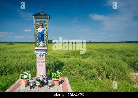 Sanctuaire en bord de route, 1889, près du village de Nieciecza près de Zalipie, région de Malopolska aka Lesse Pologne, Pologne Banque D'Images