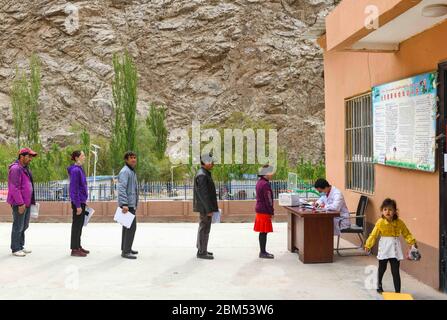 (200507) -- YECHENG, 7 mai 2020 (Xinhua) -- les villageois attendent pour recevoir les résultats des tests de santé à la clinique du village de Yaragzi, dans le canton de Xihxu, dans le comté de Yecheng, dans la région autonome de Xinjiang Uygur, dans le nord-ouest de la Chine, le 2 mai 2020. Tôt le matin, les villageois du village de Yaragzi sont venus à la clinique locale pour des bilans de santé gratuits annuels. Outre les contrôles de santé, les villageois locaux ont également appris la politique médicale et un mode de vie sain des médecins du canton de Xihxu. Xinjiang a commencé à offrir des bilans de santé universels gratuits à partir d'octobre 2016. Les résidents urbains et ruraux de la région sont admissibles à un Banque D'Images