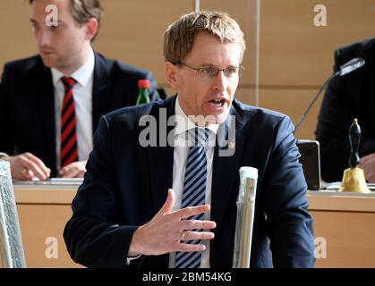 Kiel, Allemagne. 07th Mai 2020. Daniel Günther (CDU), Premier ministre du Schleswig-Holstein, se tient au pupitre du Landtag. Günther fait ici une déclaration sur l'assouplissement des règlements de la couronne. Crédit : Carsten Rehder/dpa/Alay Live News Banque D'Images