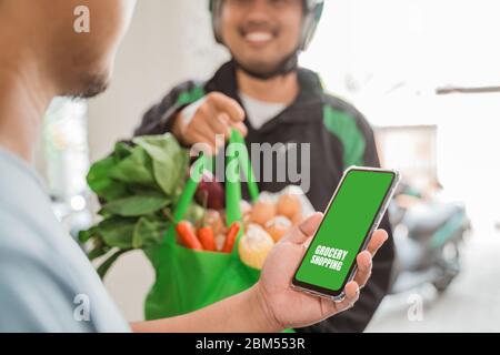 épicerie en ligne. liveur de nourriture à une personne à la maison Banque D'Images